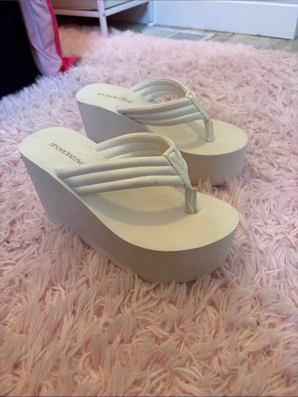 Shoe Dazzle White Platform Wedge Flip Flops